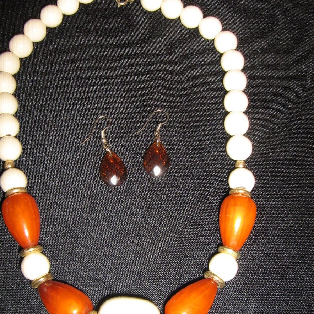 Ladies Necklace And Earrings Vintage. $5.00 AS AN ADD ON